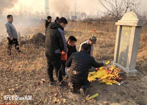 坟头草能不能拔掉(农村上坟扫墓锄坟头草是非常有讲究的)-图片1
